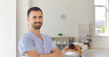 دور الأخصائي الفيزيائي في رعاية المرضى